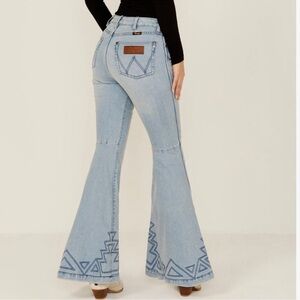 Wrangler Retro Embroidered High Rise
Flare Jeans new size 30X34